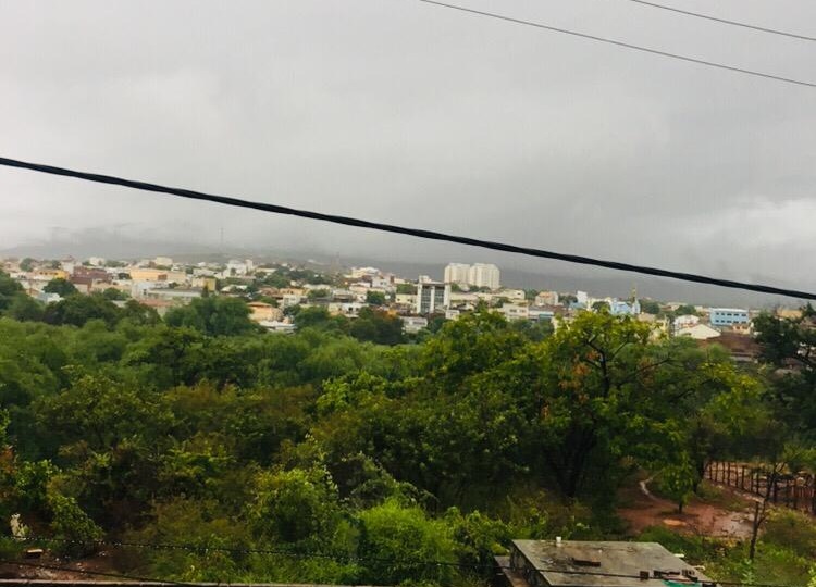 Chuva chega com intensidade em Brumado e tempo deve permanecer chuvoso durante a semana