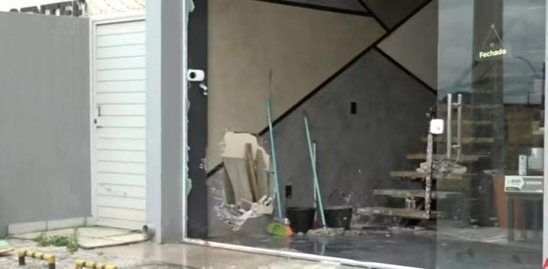 Homem é preso suspeito de roubar carro, perder controle da direção do veículo e invadir loja no sudoeste da Bahia