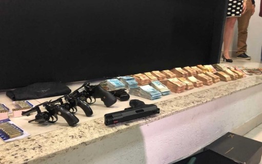 Policiais apreendem armas e mais de R$ 400 mil em casa de João de Deus