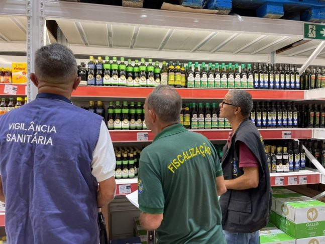 Ação conjunta do Procon fiscaliza supermercados para coibir venda de marcas de azeite de oliva proibidos em Vitória da Conquista