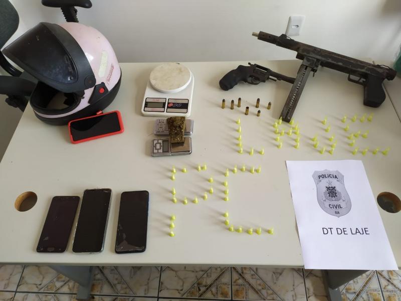 Casal é flagrado na zona rural de Laje com metralhadora e cocaína