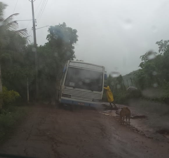 Ônibus fica atolado na zona rural de Brumado devido às chuvas dos últimos dias; confira a previsão