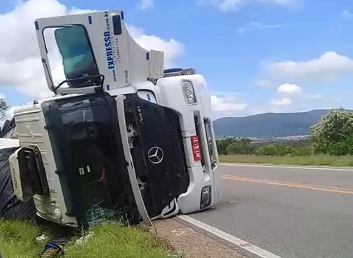 Carreta carregada com minério tomba em curva da BR-030, entre Brumado e Sussuarana 