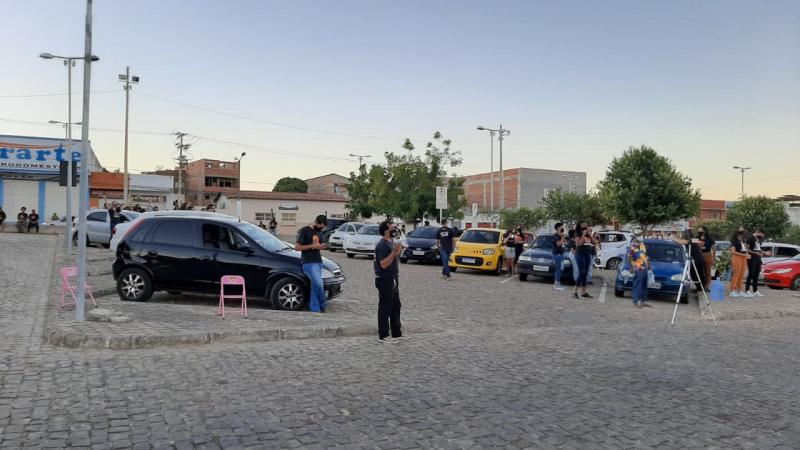 Brumado: Culto drive-in foi realizado no estacionamento da Praça do Mercado   