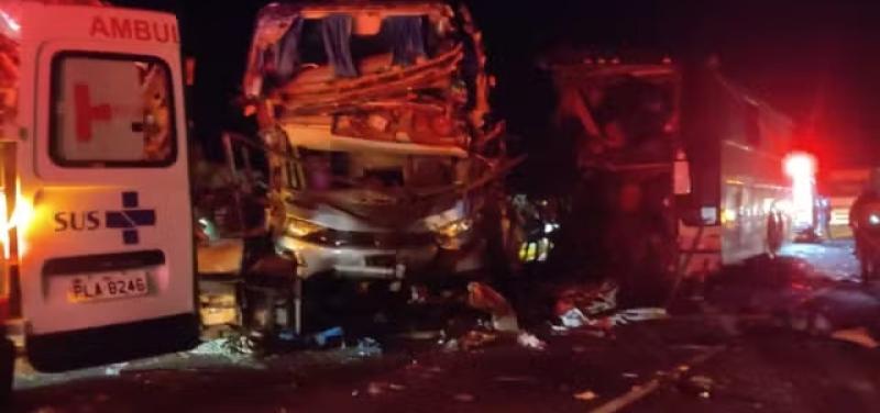 Colisão entre dois ônibus e uma carreta deixa cinco mortos no interior na Bahia