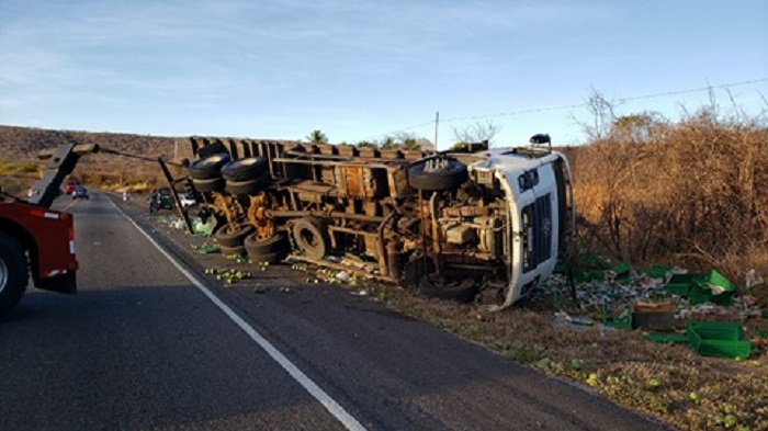 Caminhão de vereador de Rio do Antônio tomba na Rodovia 262, entre Brumado e Aracatu