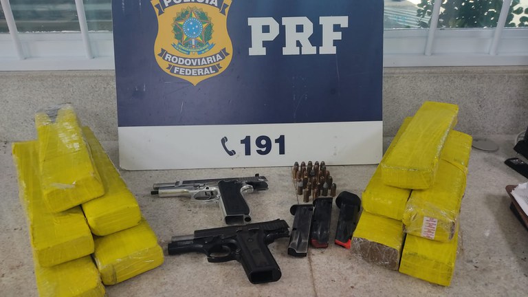 PRF prende passageiro de ônibus com duas pistolas e dez quilos de maconha em Vitória da Conquista