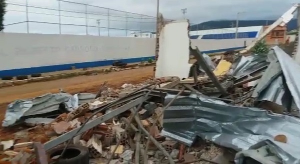 Máquinas realizam demolição de Borracharia do Osmani, em ação de Reintegração de Posse