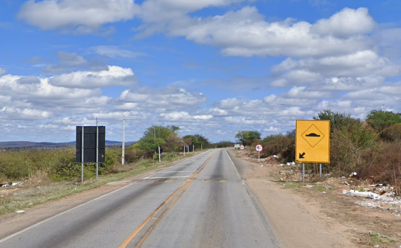 Veiculo é tomado de assalto por homens armados na BR-030 em Brumado