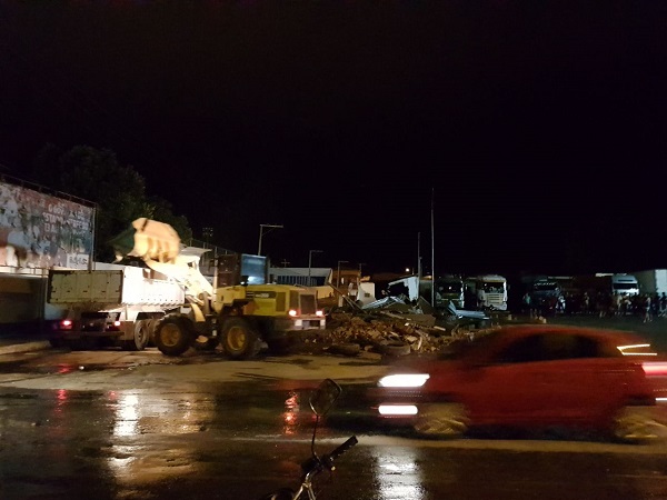 Máquinas realizam demolição de Borracharia do Osmani, em ação de Reintegração de Posse