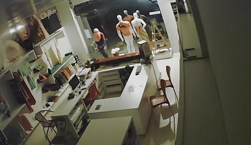Homem encapuzado arromba loja de roupas e deixa prejuízo de R$ 5 mil em Licínio de Almeida