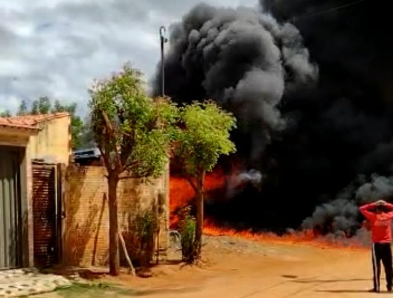 Incêndio destrói dois caminhões de perfurar poços em Livramento de Nossa Senhora