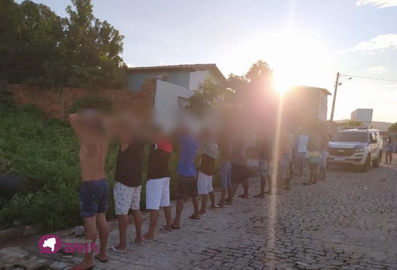 Polícia Militar acaba com 'coronafest'  no Bairro  Malhada Branca em Brumado, vários adolescentes participavam do evento