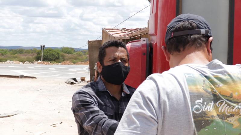 Veja o vídeo: Bandido rouba carreta carregada de milho em Igaporã e sofre grave acidente em Brumado