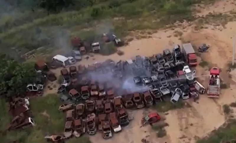 Incêndio destrói veículos em pátio de delegacia da Polícia Civil em Vitória da Conquista