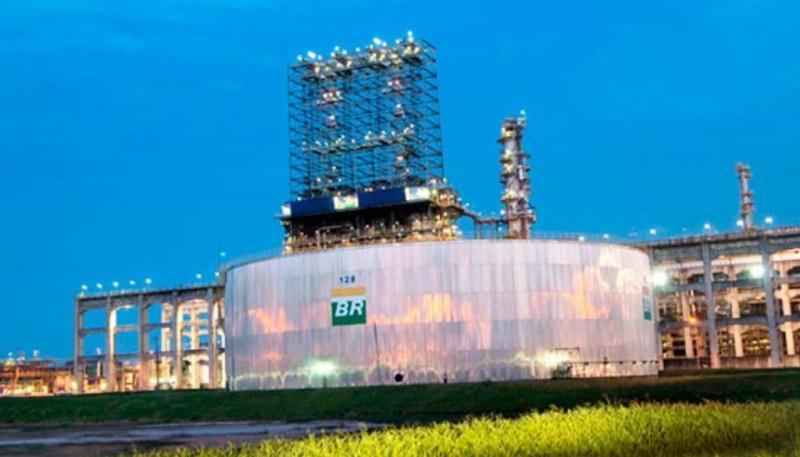 Após semana com preço estável, Petrobras volta a baixar gasolina nas refinarias