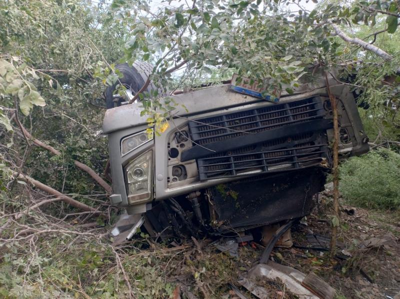 Motorista fica preso nas ferragens após acidente na Serra do Engano entre Vila Mariana e Anagé 