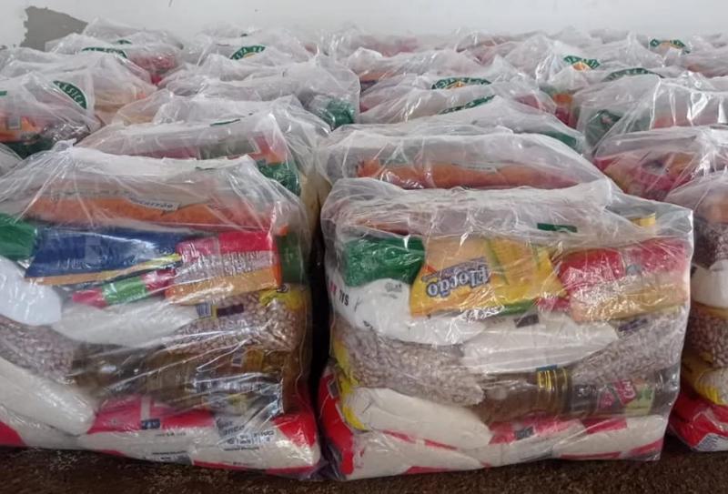 Garis de Aracatu receberam cesta básica e peixes para a semana santa