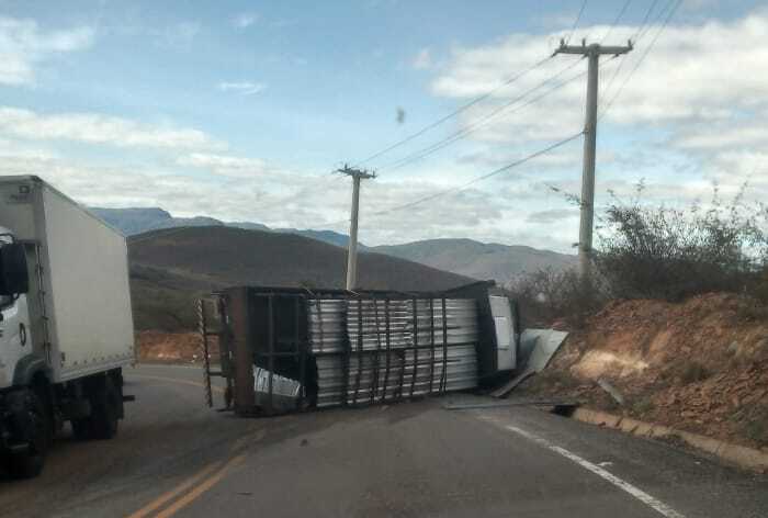 Caminhão com placa de Brumado tomba na BA-148 em Rio de Contas