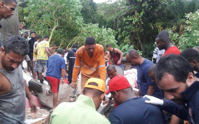 Desabamento de prédio mata criança e deixa soterrados no bairro de Pituaçu, em Salvador