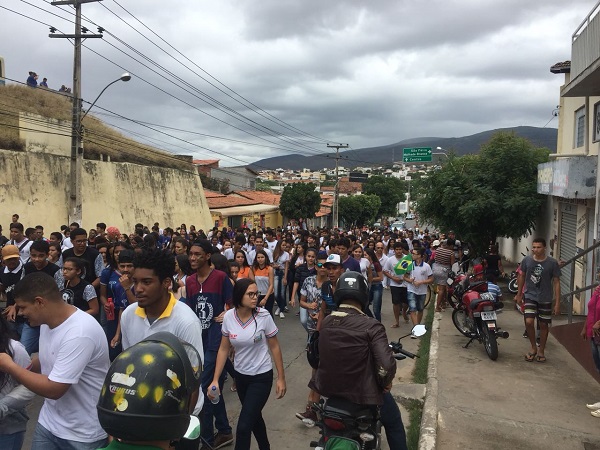 Estudantes realizam passeata na manhã desta terça-feira em Brumado