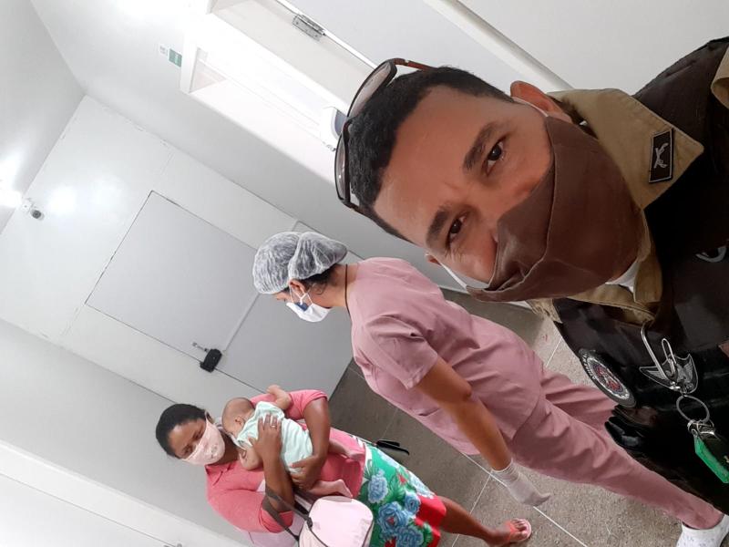 Bebê engasga com leite e é salva por policiais no sul da Bahia 