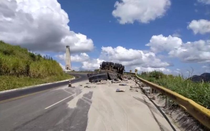 Vitória da Conquista: Motorista de caminhão sobrevive a grave acidente na Serra do Marçal 
