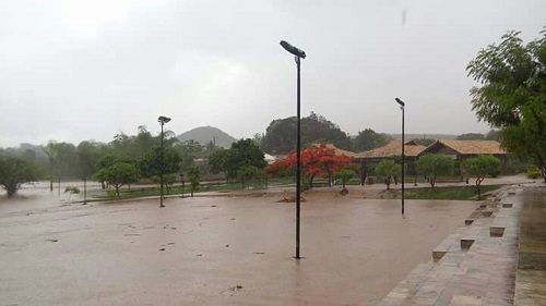 Chuva forte deixa Rio de Contas alagada