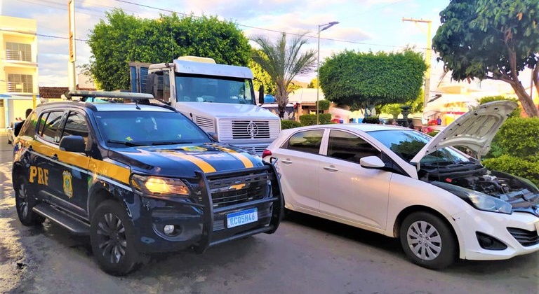 Veículo com restrição de furto/roubo é recuperado pela PRF em Rio do Antônio 