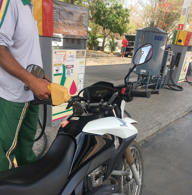 Pesquisa da ANP constata ligeiro recuo no preço médio da gasolina