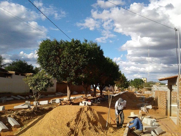 Malhada de Pedras: Prefeitura realiza calçamento em ruas do município e solicita demais benefícios para a população