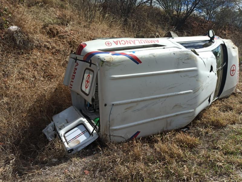 Paciente morre após ambulância que seguia para Brumado capotar na BA-148