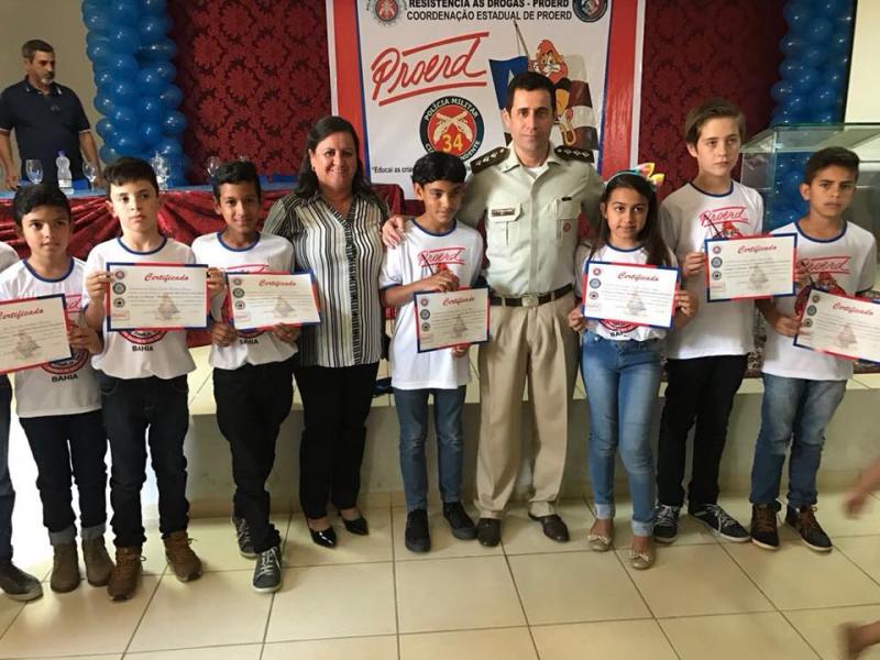 Prefeita de Aracatu participa da formatura de alunos do Programa de Resistência às Drogas (PROERD)