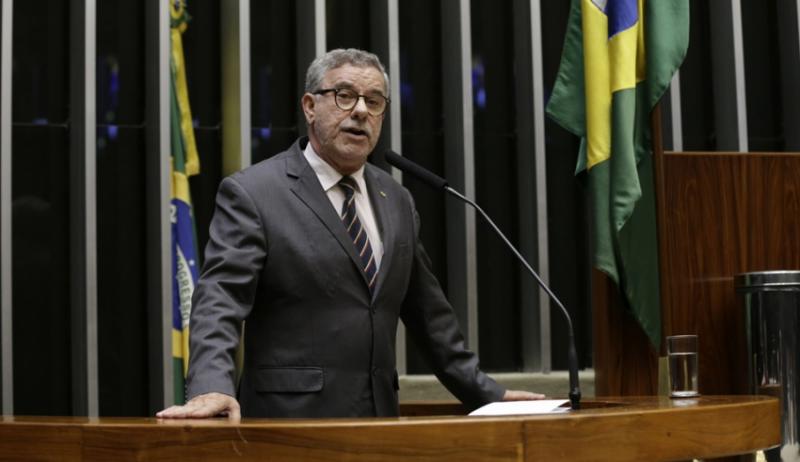 Waldenor destina veículos para a saúde em Anagé