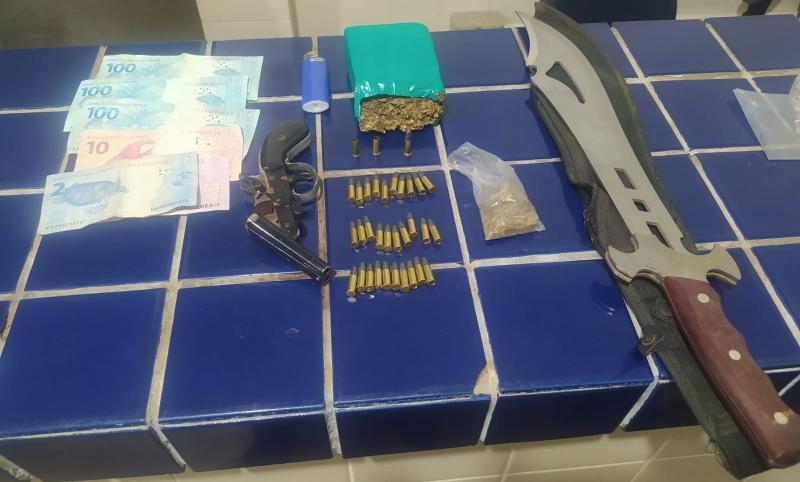 Elementos são presos com drogas e armas no trevo do Sussuarana em Tanhaçu