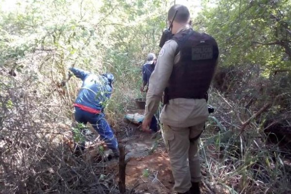 Operação da Embasa retira ligações clandestinas em Brumado