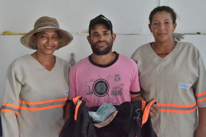 Garis acham bolsa com mais de R$ 1 mil na BA e devolvem ao dono