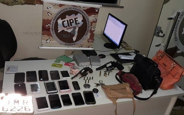 Criminosos morrem em confronto com a Caesg em Vitória da Conquista: 15 celulares foram apreendidos