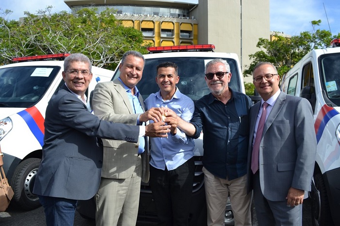 Mais uma nova ambulância é entregue ao município de Guajeru