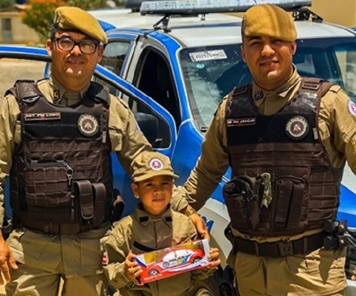 Policiais da 34° CIPM/Brumado proporcionam um presente ao pequeno Wendel que sonha em ser policial