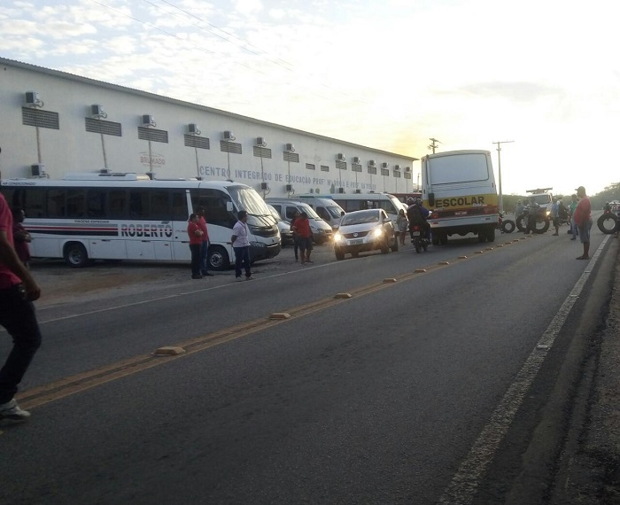 Motoristas do transporte alternativo realizam protesto na Vila Presidente Vargas na manhã de hoje, 20, em Brumado