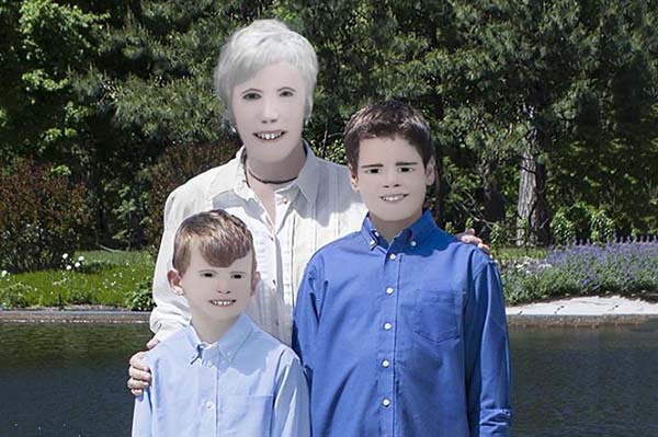 Fotógrafa exagera no Photoshop e faz álbum de família virar piada