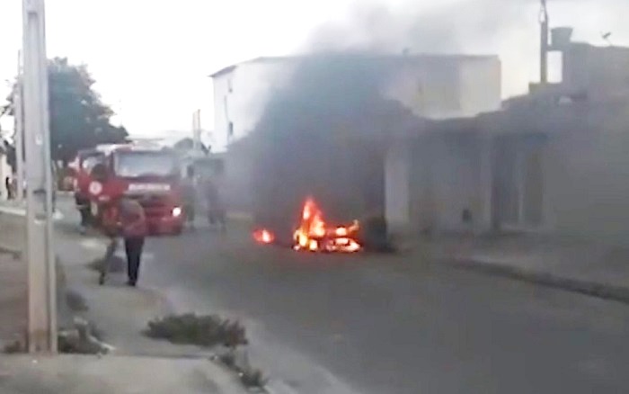 Vitória da Conquista: Ambulância fica destruída após pegar fogo e motorista sai ileso