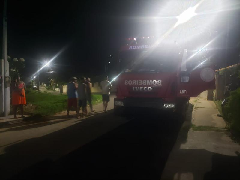 PMs resgatam cinco crianças em casa incendiada por agressor