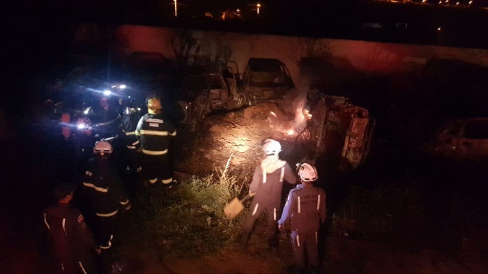 Corpo de Bombeiros debelam incêndio que atingiu vários veículos em Vitória da Conquista