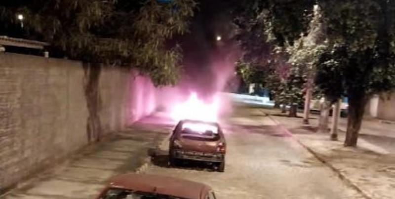 Carros são incendiados na porta da delegacia de Brumado; acusado foi detido