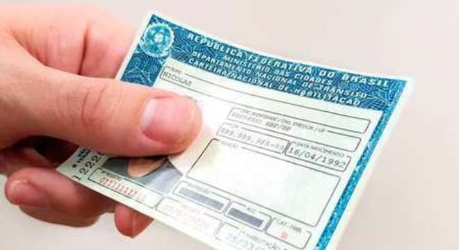 Governo sanciona lei que muda prazo da CNH e limite de multas