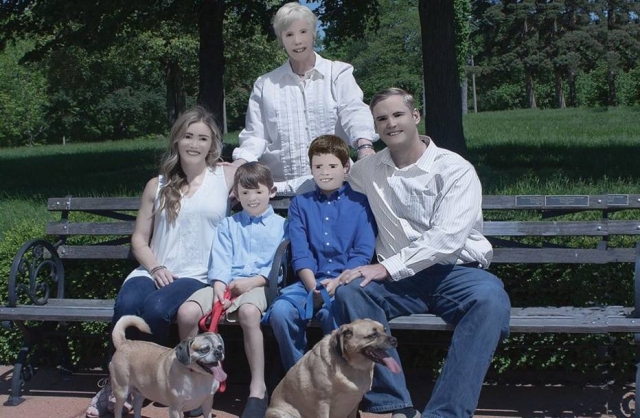 Fotógrafa exagera no Photoshop e faz álbum de família virar piada