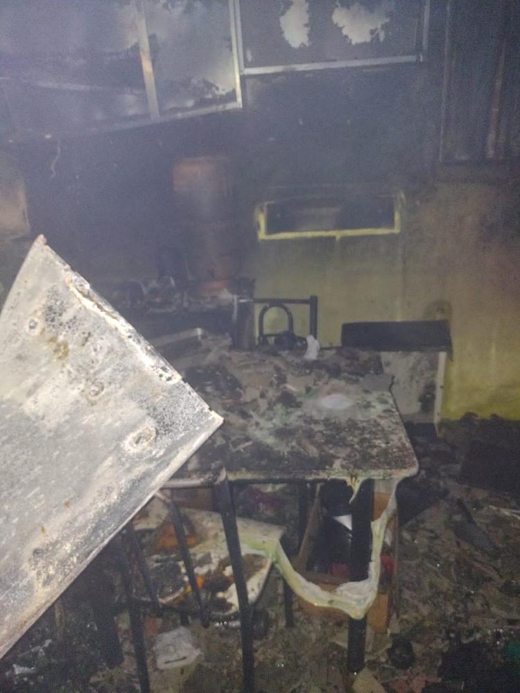 PMs resgatam cinco crianças em casa incendiada por agressor