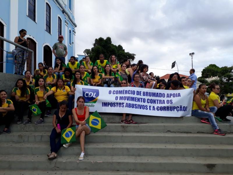 Comércio de Brumado se mobiliza em apoio a greve dos caminhoneiros